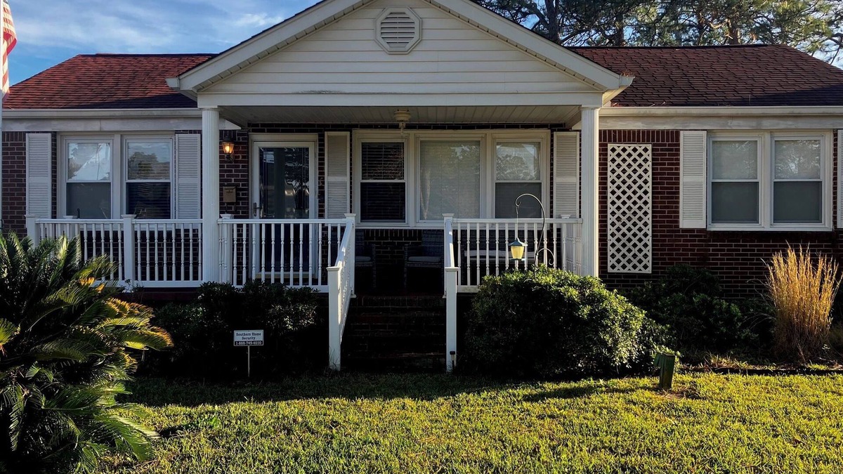 Cayce House | Cozy Stay Near USC, Downtown Columbia & Fort Jackson