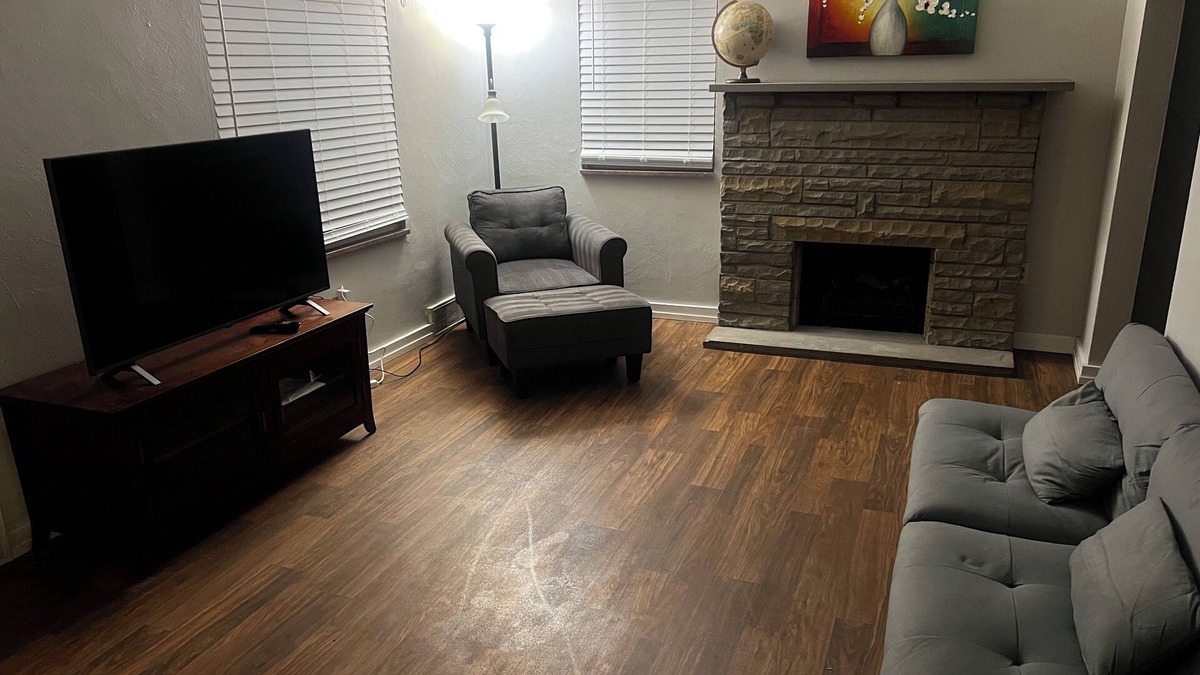 McKnight House | Cozy Stay with Fast WiFi – Steps from Food, Shopping & Fun!