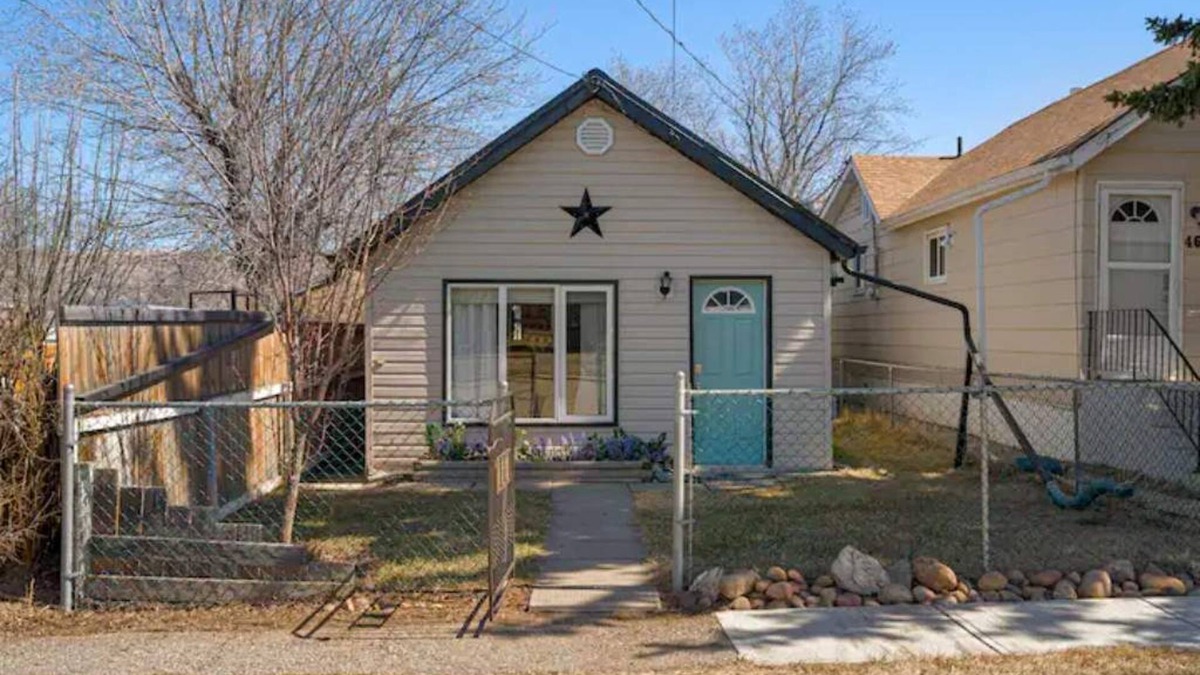 Drumheller House | Cozy stay with just a 5 minute walk to downtown Drumheller!