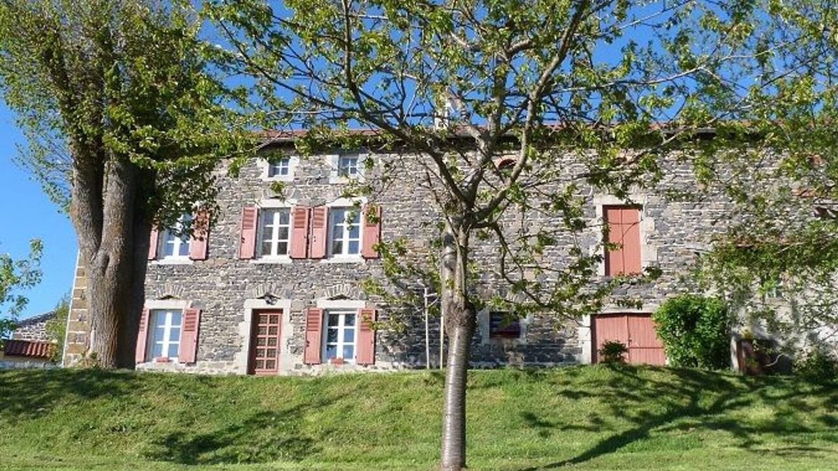 Jax Cottage | Cozy Stone Farmhouse with Panoramic Views, Game Room, and Baby Equipment