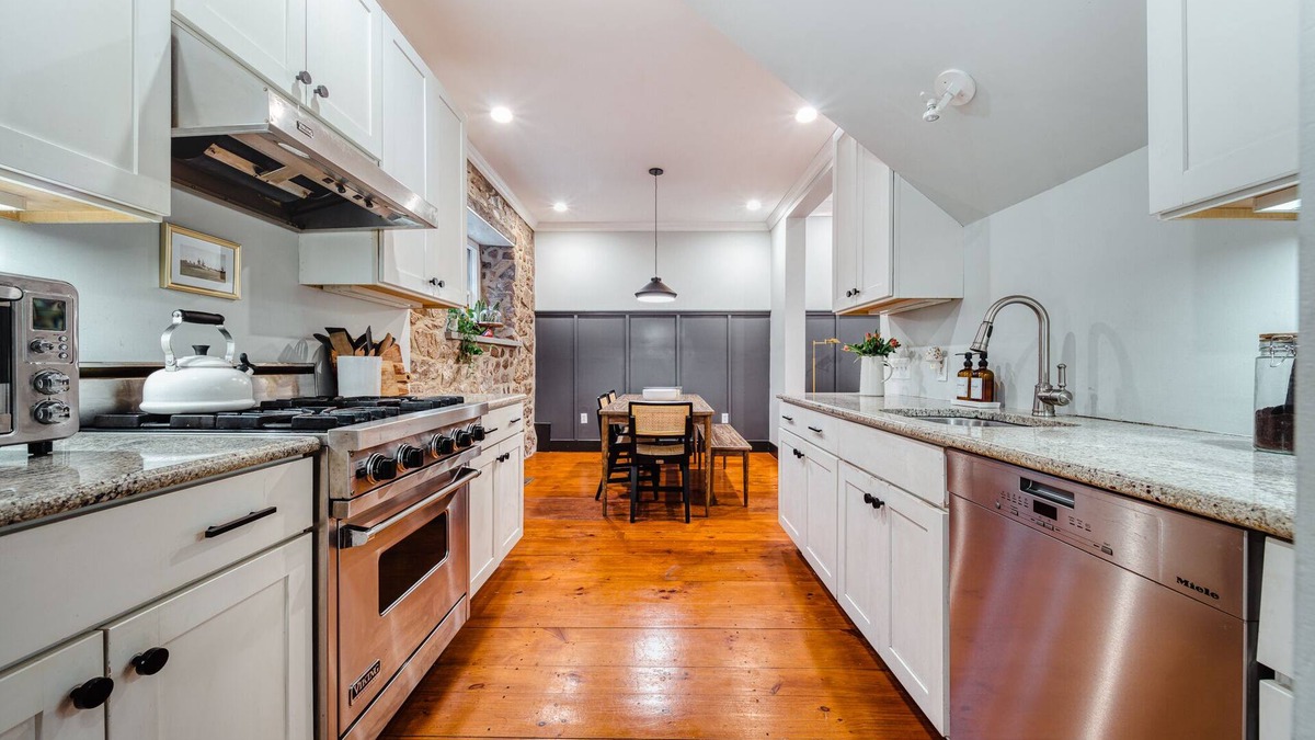 Stockton House | Cozy Stone House in Downtown Stockton