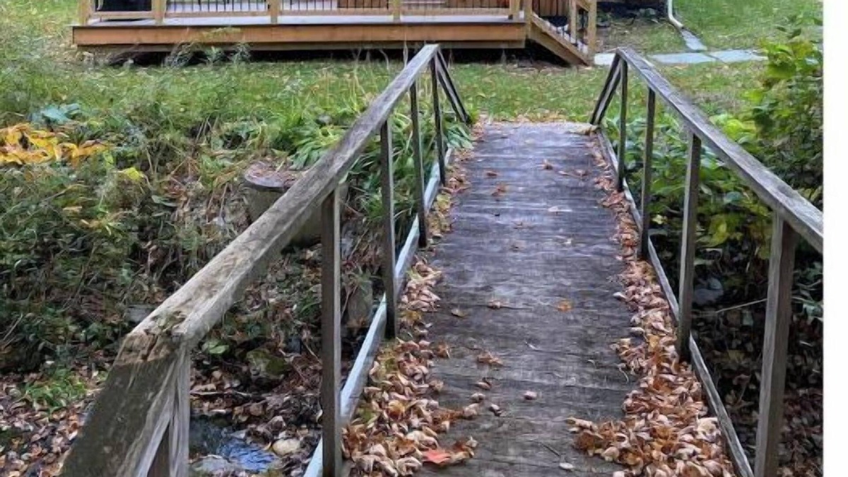 Lanesborough Cabin | Cozy stream-side cabin