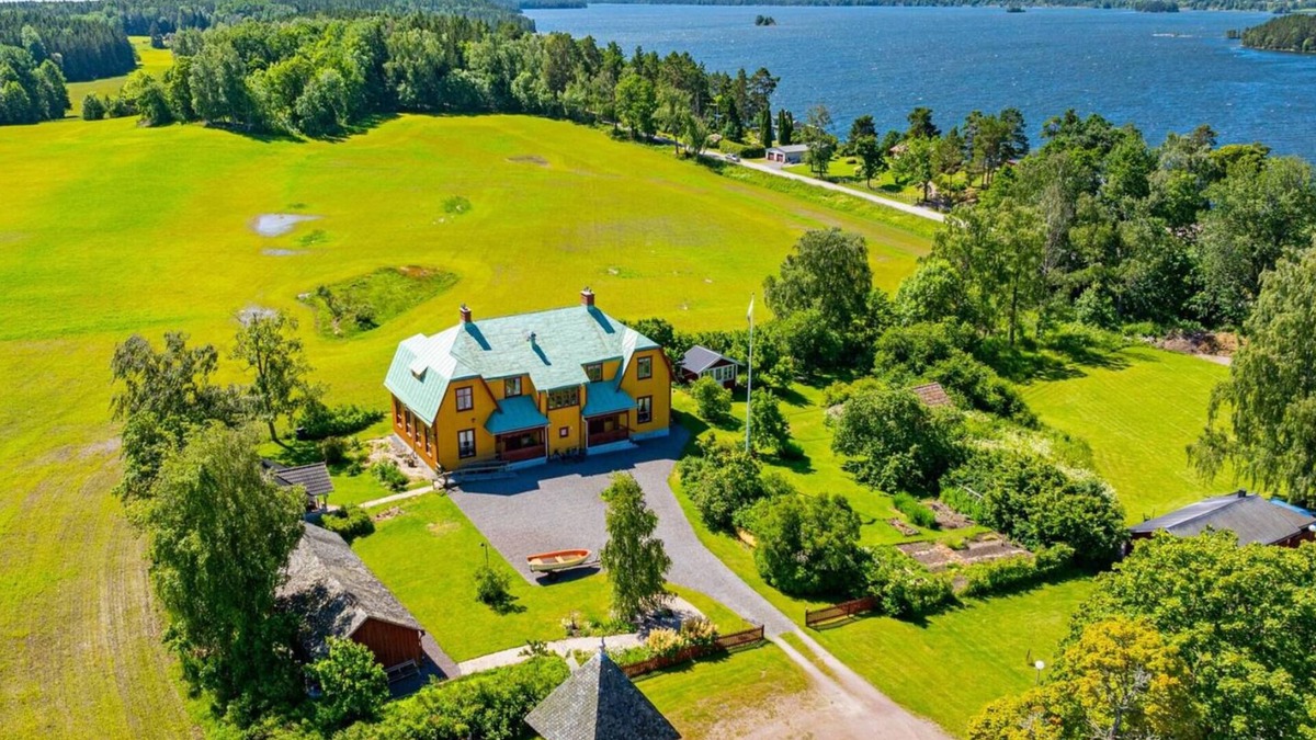 Animskog Apartment | Cozy studio in an old school by the lake for 2 people with full kitchen