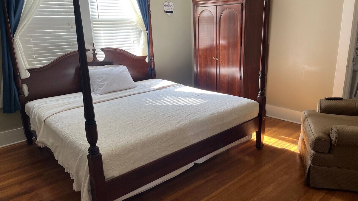 Central Gardens Apartment | Cozy studio, 4 min to hospital, queen bed, free WiFi, free park, quiet, safe