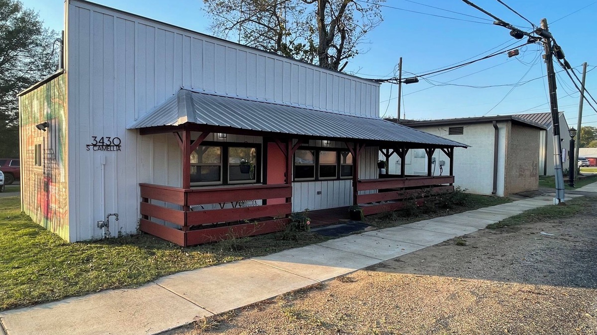 Lockesburg Apartment | Cozy studio apartment in welcoming Lockesburg with WiFi, AC and no cleaning fee
