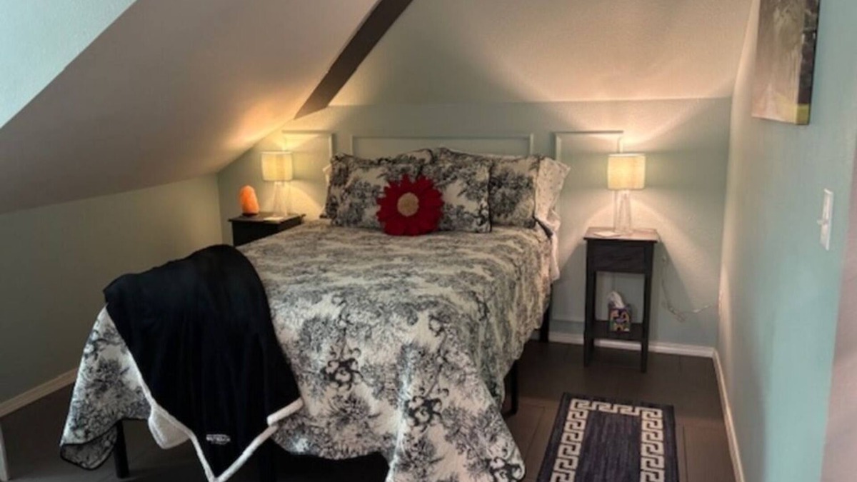 Bixby Apartment | Cozy Studio Apartment above Garage