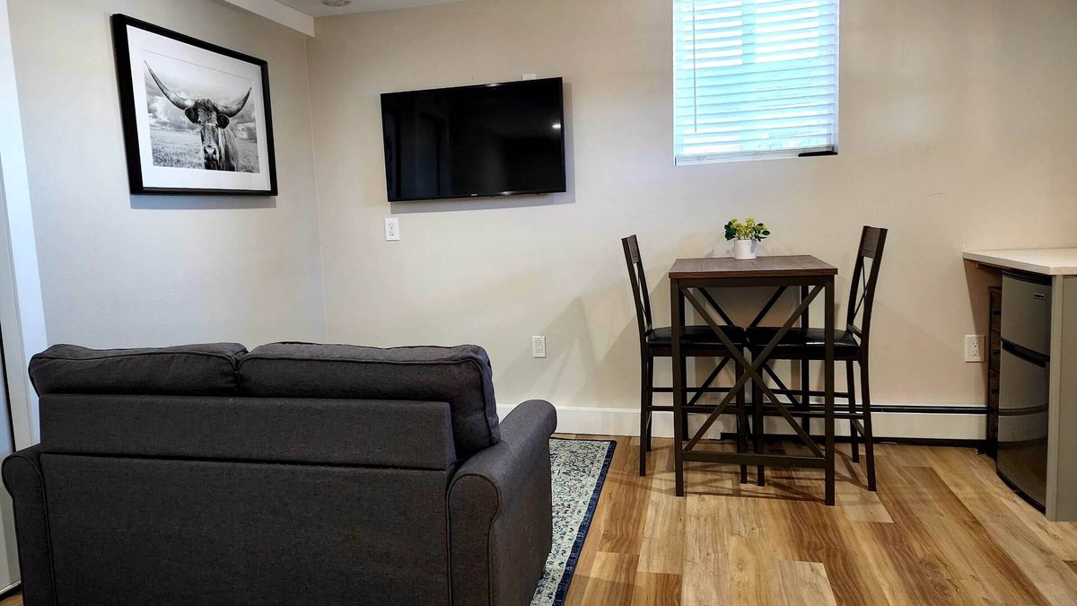 Applewood West Apartment | Cozy studio apartment at the base of South Table Mountain