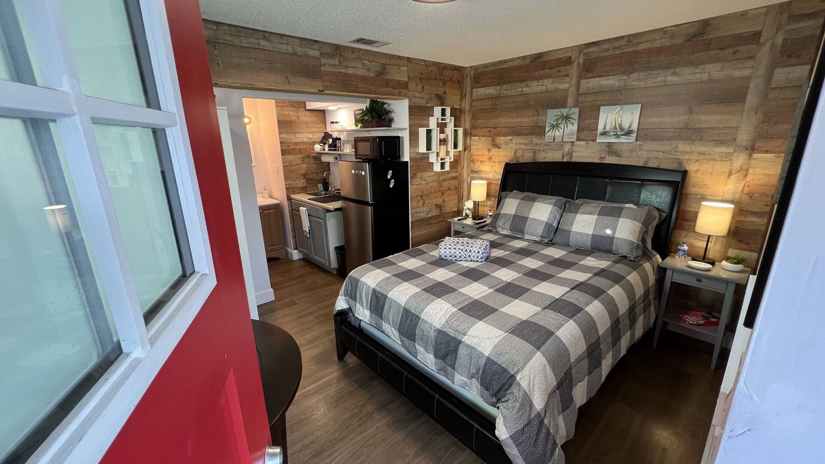 Orlando Apartment | Cozy Studio Apartment, free parking, close to airport.
