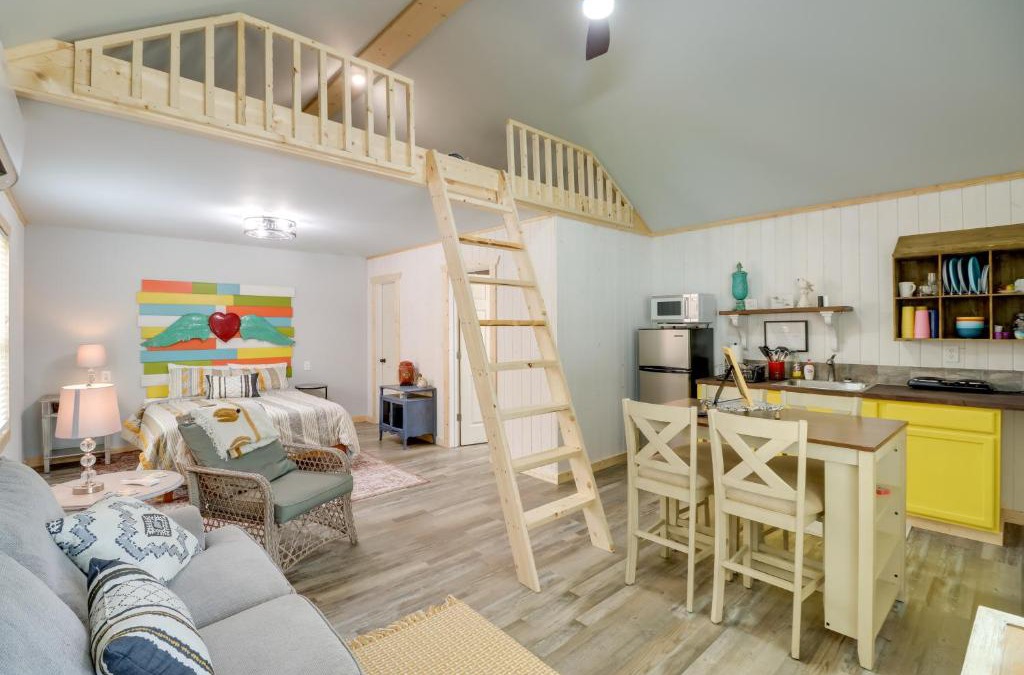 Higden Apartment | Cozy Studio Cabin about 1 Mi to Greers Ferry Lake!