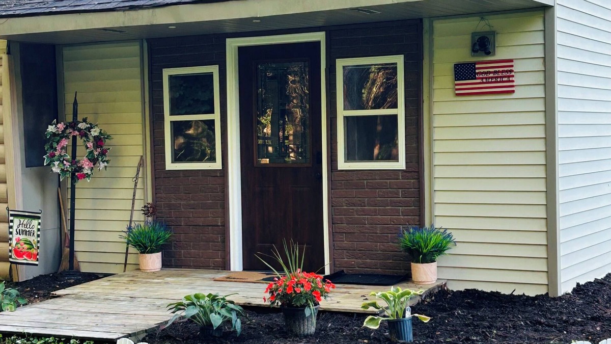 Drayton Plains Cabin | Cozy studio cabin in wonderful Fenton with AC