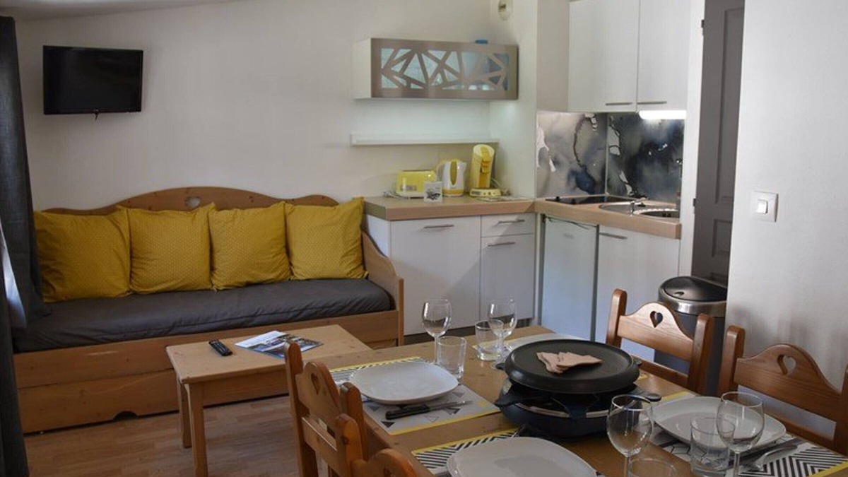Montgenevre Apartment | Cozy Studio Cabin Opposite Montgenèvre Slopes with Wi-Fi and Ski Locker