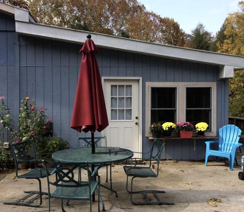 Logan House | Cozy Studio Cabin Rental with Hot Tub Perfect for Glamping in Ohio