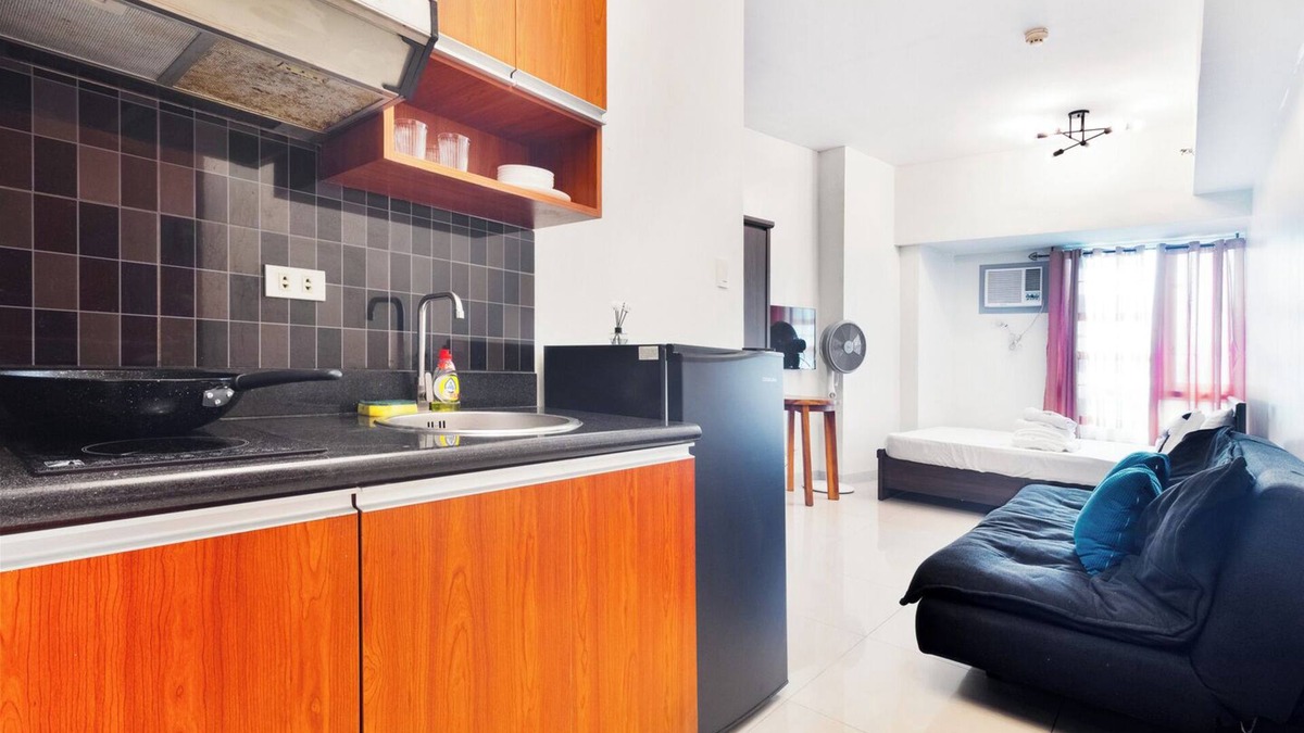 San Lorenzo Condo | Cozy studio condo with WiFi, AC in beautiful Makati