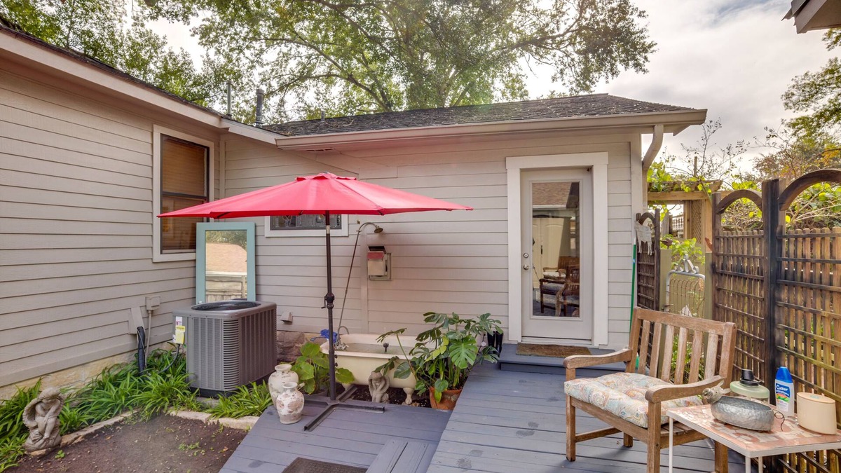 Tomball Apartment | Cozy Studio Cottage in Downtown Tomball!