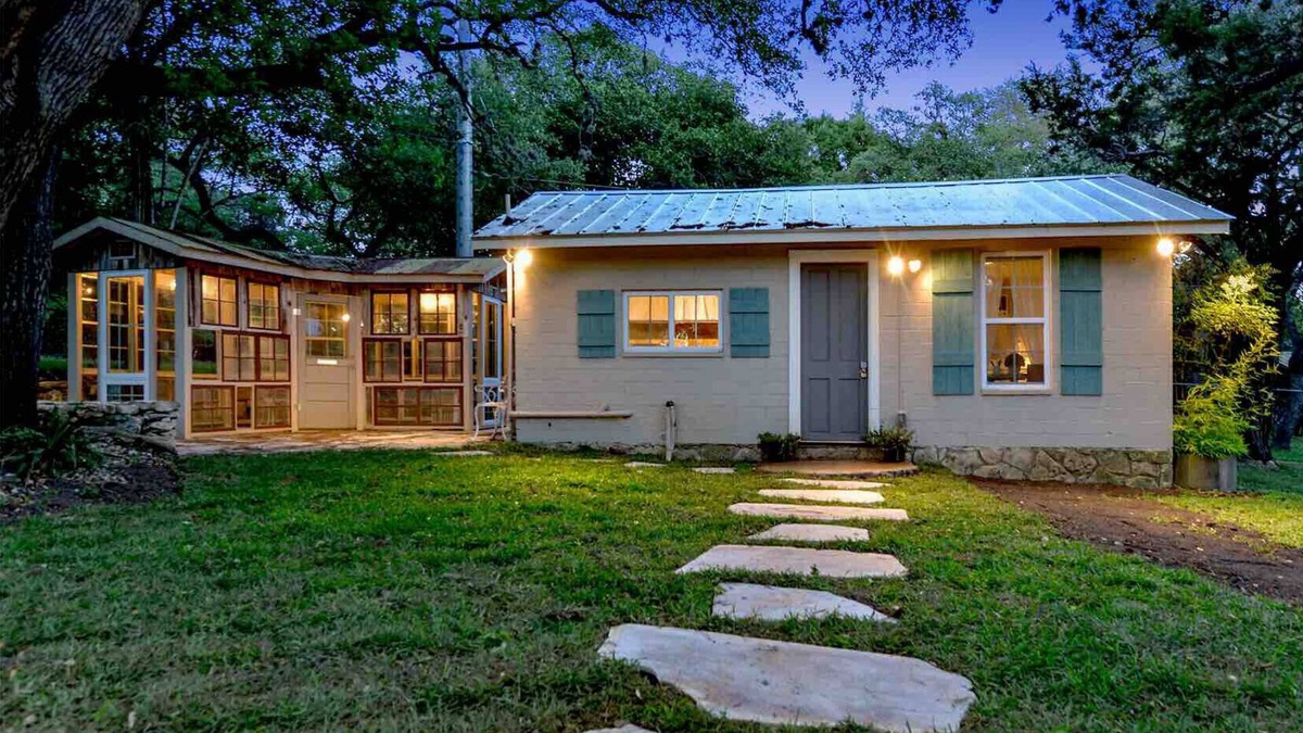 Grey Forest Cottage | Cozy Studio Cottage - Near Floores Country Store, SeaWorld and Fiesta Texas