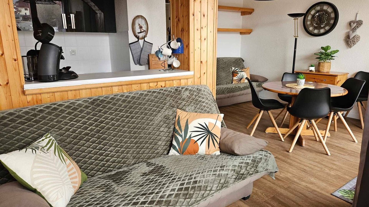 La Toussuire Apartment | Cozy Studio for 4 with Balcony View, Ski-In/Ski-Out, Heart of Fontcouverte-la-Toussuire