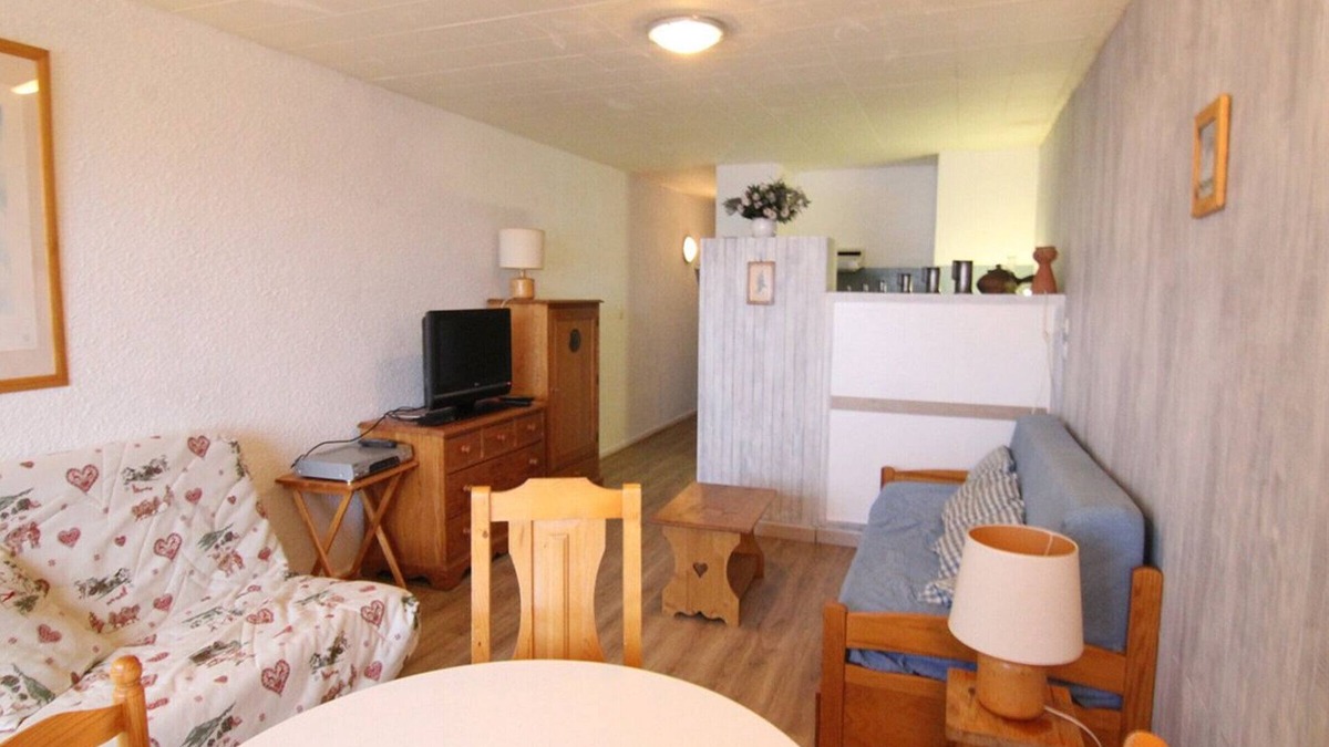 Cognet Apartment | Cozy Studio for 4 with Ski Access, Balcony & Ski Locker - L'Alpe d'Huez