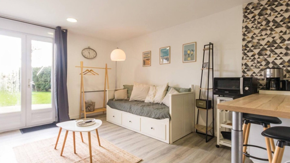 Carentan les Marais Apartment | Cozy Studio in Heart of Cotentin Marshlands - Perfect for Bird Watching and WWII Sites Exploration