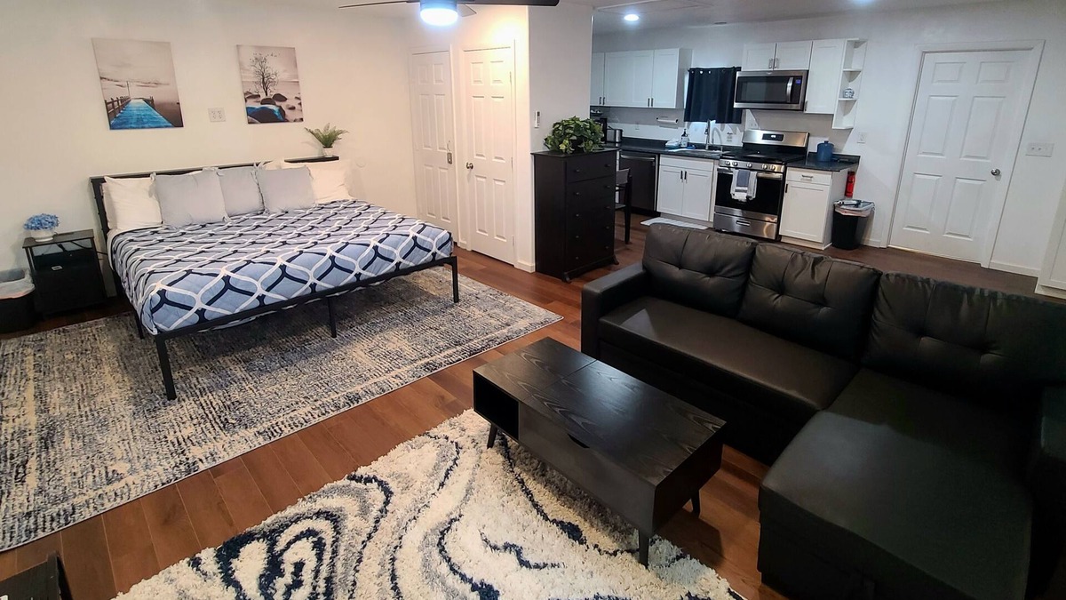 Sugar House Apartment | Cozy Studio in beautiful SugarHouse, King Bed, WiFi, AC