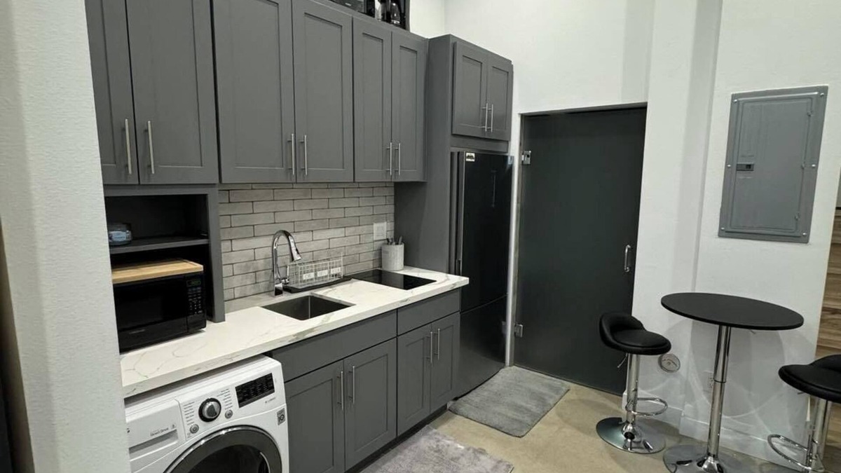 North Admiral Apartment | Cozy studio in enchanting Seattle with AC, WiFi