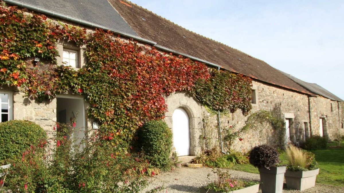Baubigny Apartment | Cozy Studio in Historic XVII Century Manor - Private Garden, Close to Nature Trails and Beaches