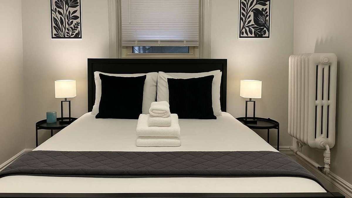 Hyde Park Apartment | Cozy Studio in Hyde Park-Walk to Lake & University