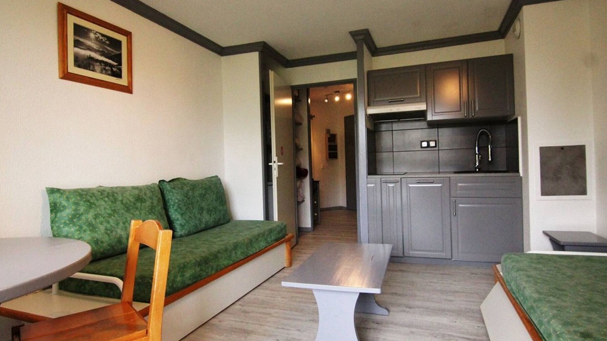 Bergers Apartment | Cozy Studio in L'Alpe d'Huez, Sleeps 3, Near Slopes & Shops, Pool & Sauna Access, Pet-Friendly