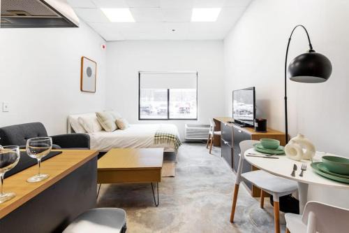 Meriden Apartment | Cozy Studio in Metro Meriden with Pool and Gym