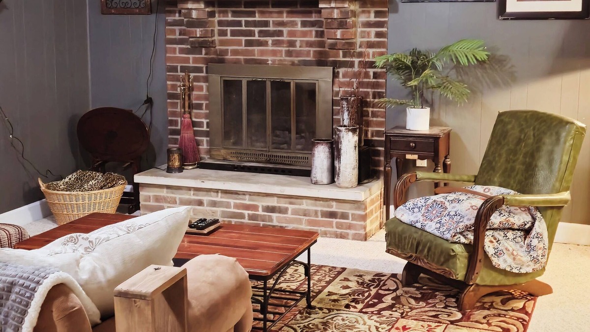 Richmond Apartment | Cozy studio in Richmond, close to the interstate.Includes WiFi, fireplace