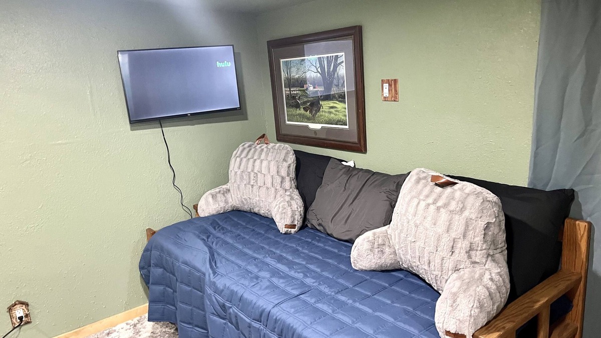 Southwest Bend Apartment | Cozy studio in SW Bend- close to Old Mill Shopping and Mt Bachelor