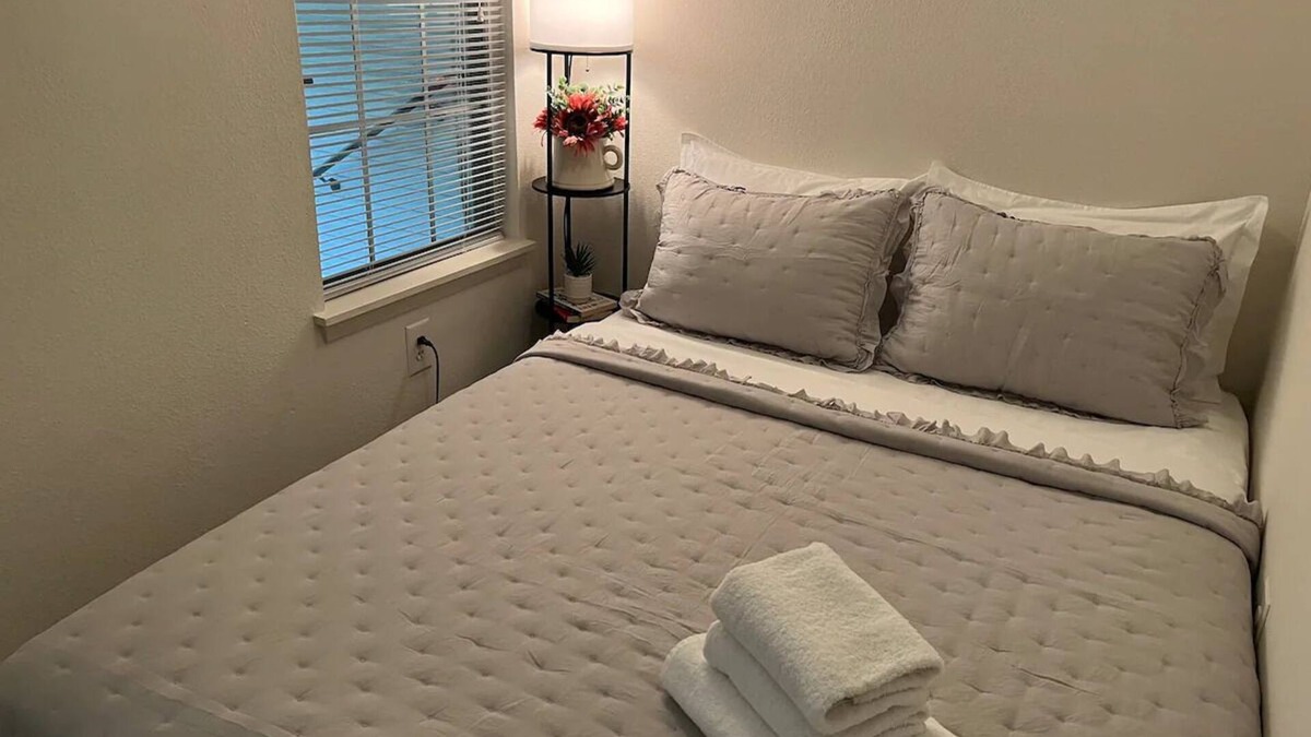 Laurel Apartment | ✮Cozy Studio Near Downtown w/Queen Bed & Parking✮