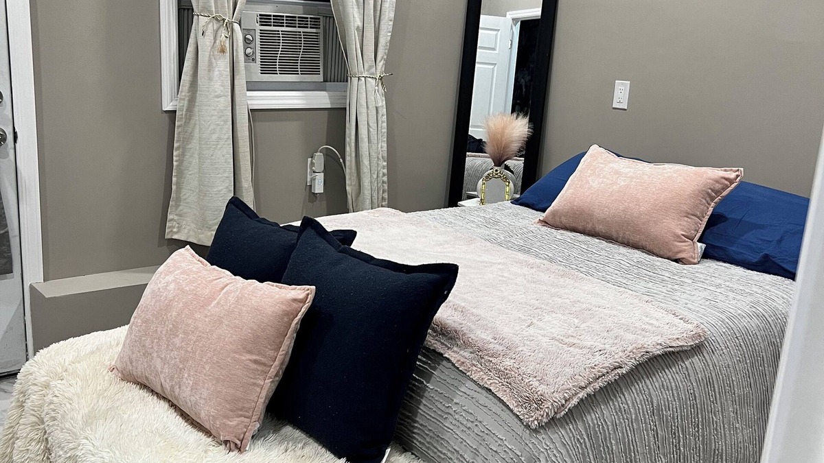 Brentwood House | Cozy Studio near major highways. 45mins from NYC & 60 mins from Hamptons.