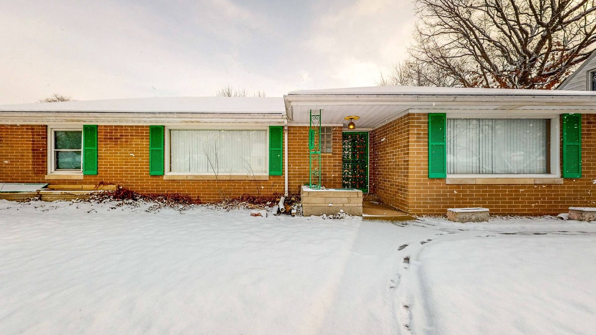 South Bend Apartment | Cozy studio near Notre Dame with jetted tub & central AC - dog-friendly