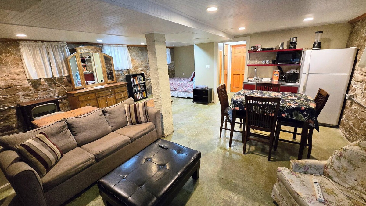 Upper East Side Apartment | Cozy studio on the Fashionable East Side of Milwaukee