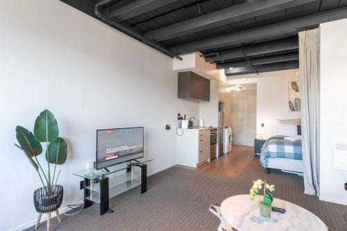 Petone Apartment | Cozy Studio - Private Balcony Bath and Tub