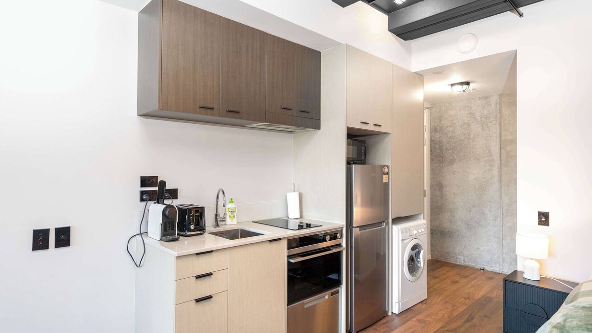 Petone Apartment | Cozy Studio - Private Balcony, Bath and Tub