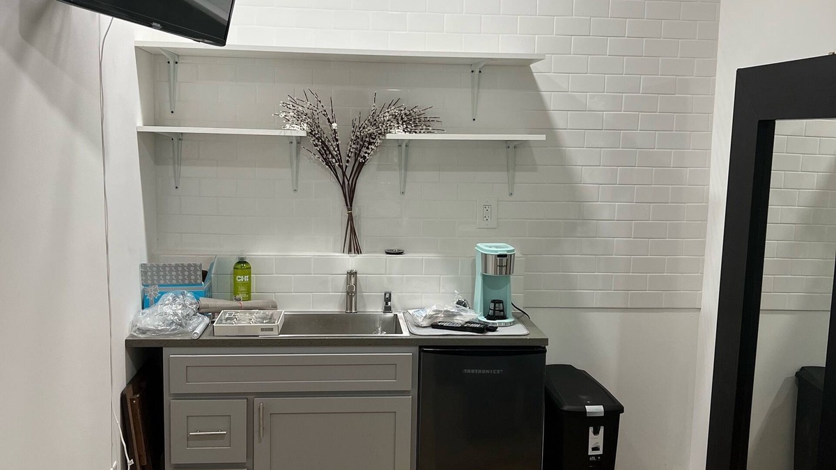White Plains Apartment | “Cozy Studio Retreat with Private Entrance & Parking near NYC -Westchester Gem!"