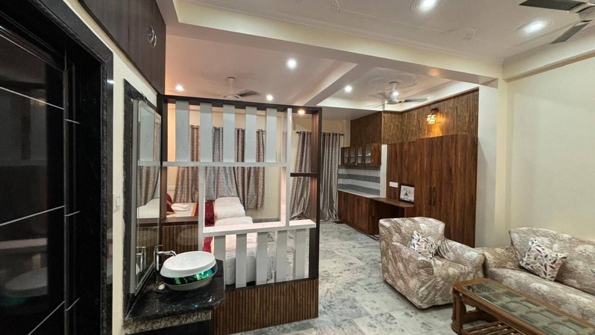 Varanasi Apartment | Cozy studio room with 2 beds in central Banaras, Charming interior and furniture