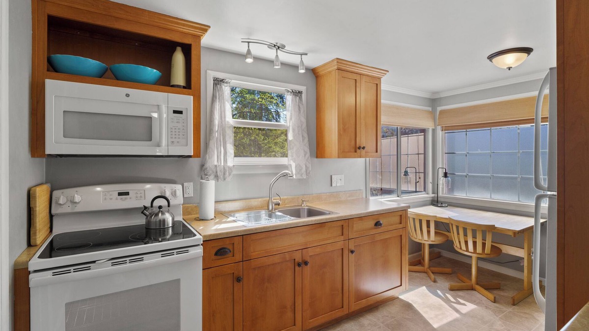 Medford Apartment | Cozy studio with AC and WiFi in desirable Medford location close to Jacksonville
