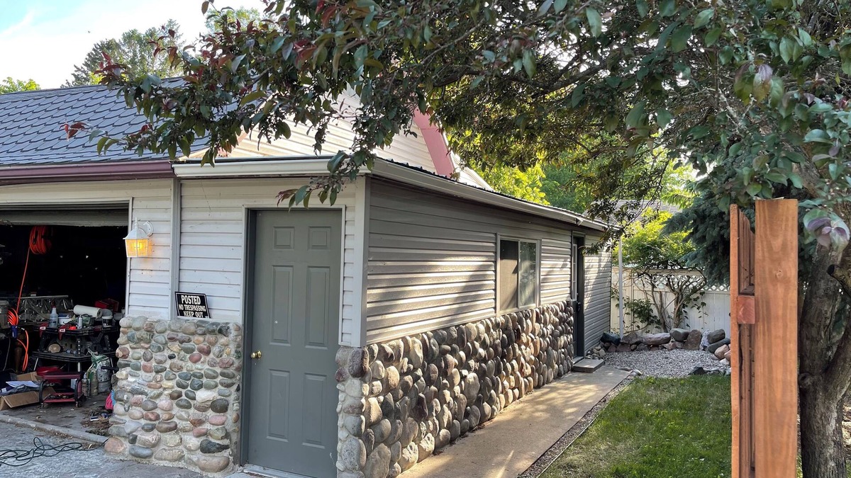 Oscoda Apartment | Cozy studio with AC and WiFi. Central for tourist sites in Oscoda. family of 4.