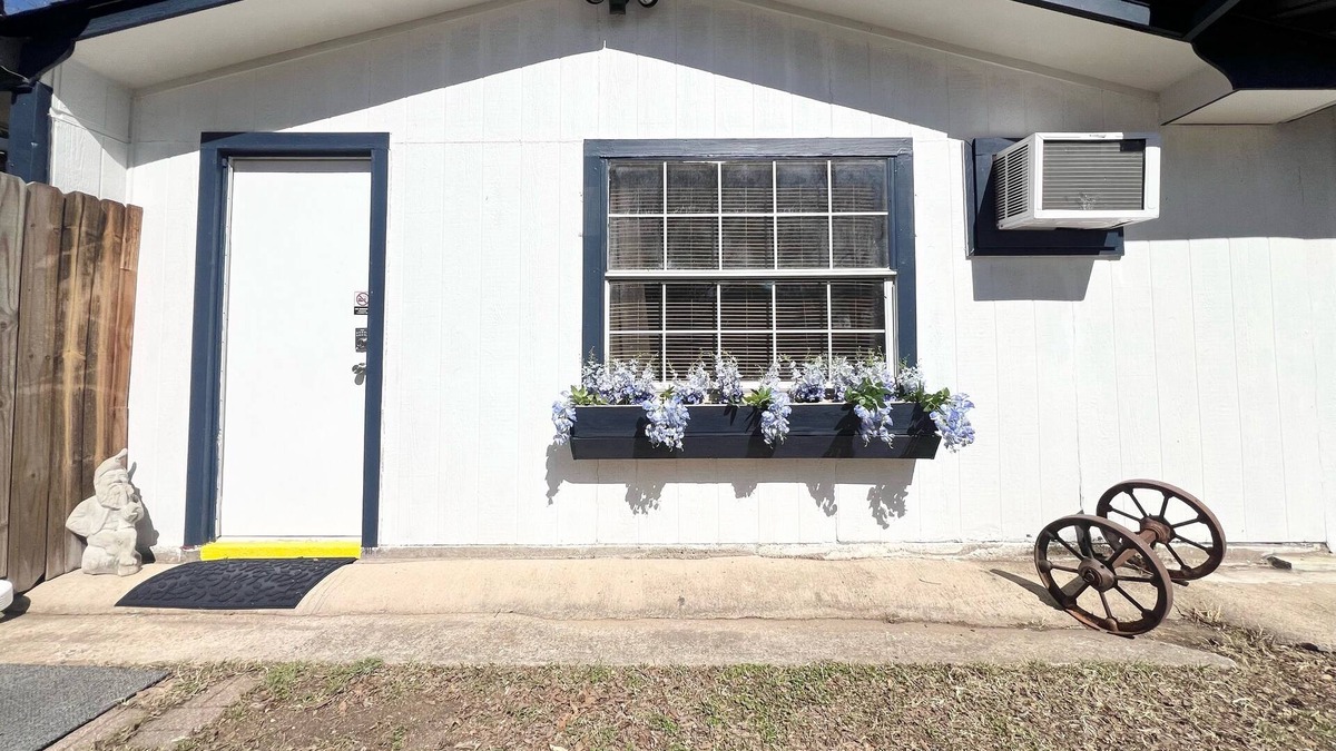 Durant Apartment | Cozy studio with all the comforts of home bordering downtown Durant.