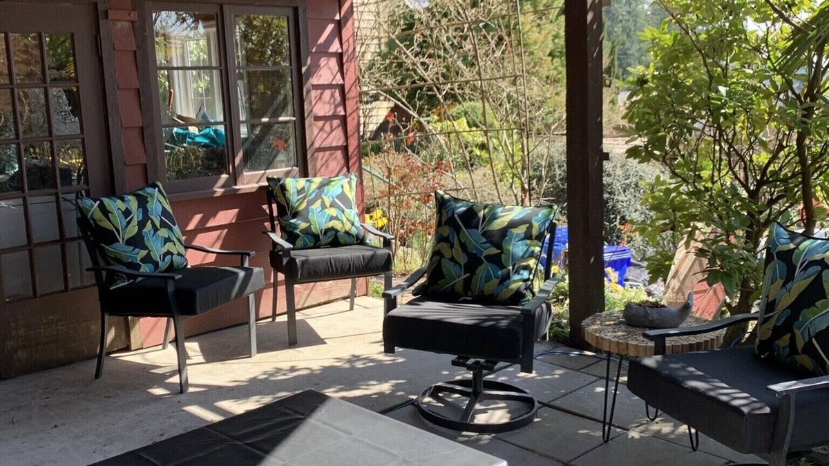 West Sechelt House | Cozy studio with amazing ocean views