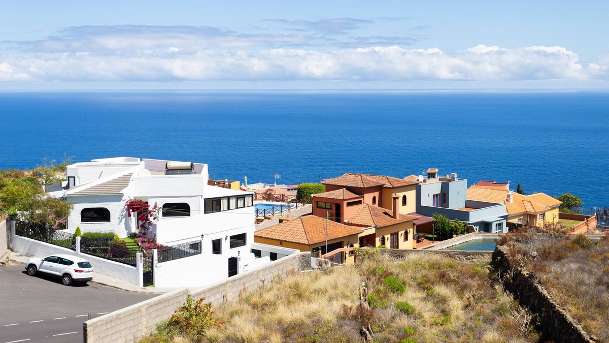 La Guancha Apartment | Cozy studio with breathtaking sea and Teide views, quiet neighborhood.
