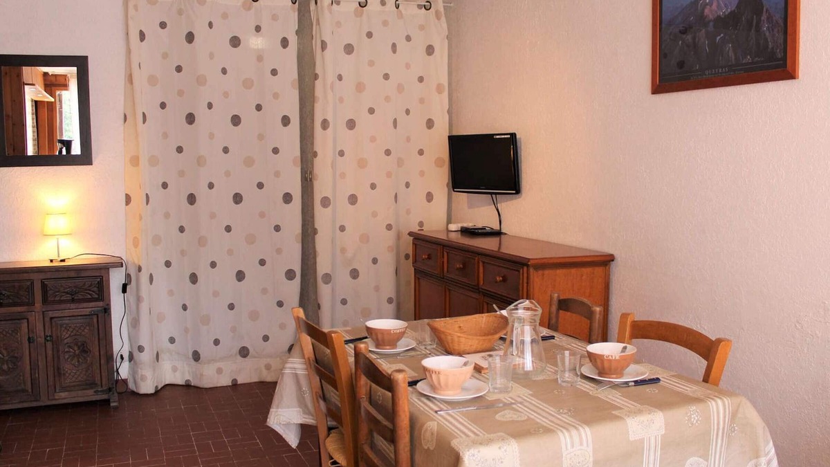 Les Claux Apartment | Cozy Studio with Mountain Nook, Sleeps 4, Near Slopes and Shops in Vars Les Claux