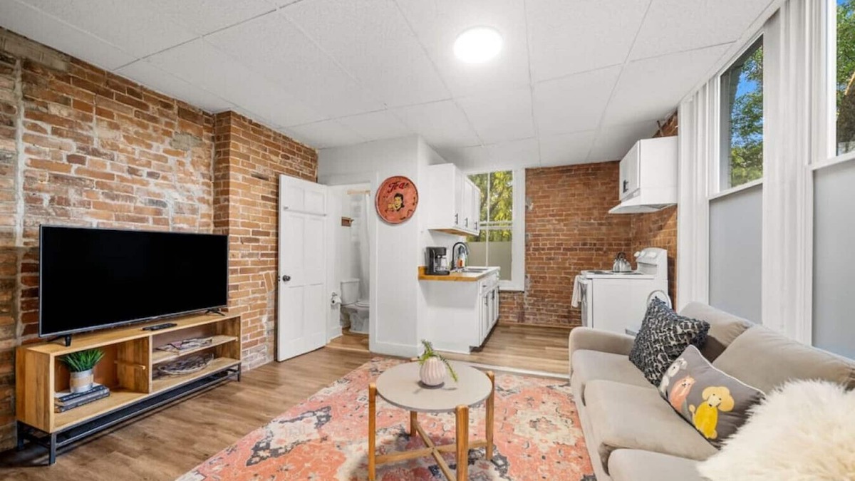 Mount Auburn Apartment | Cozy Studio with Parking | Near UC, Zoo, Downtown