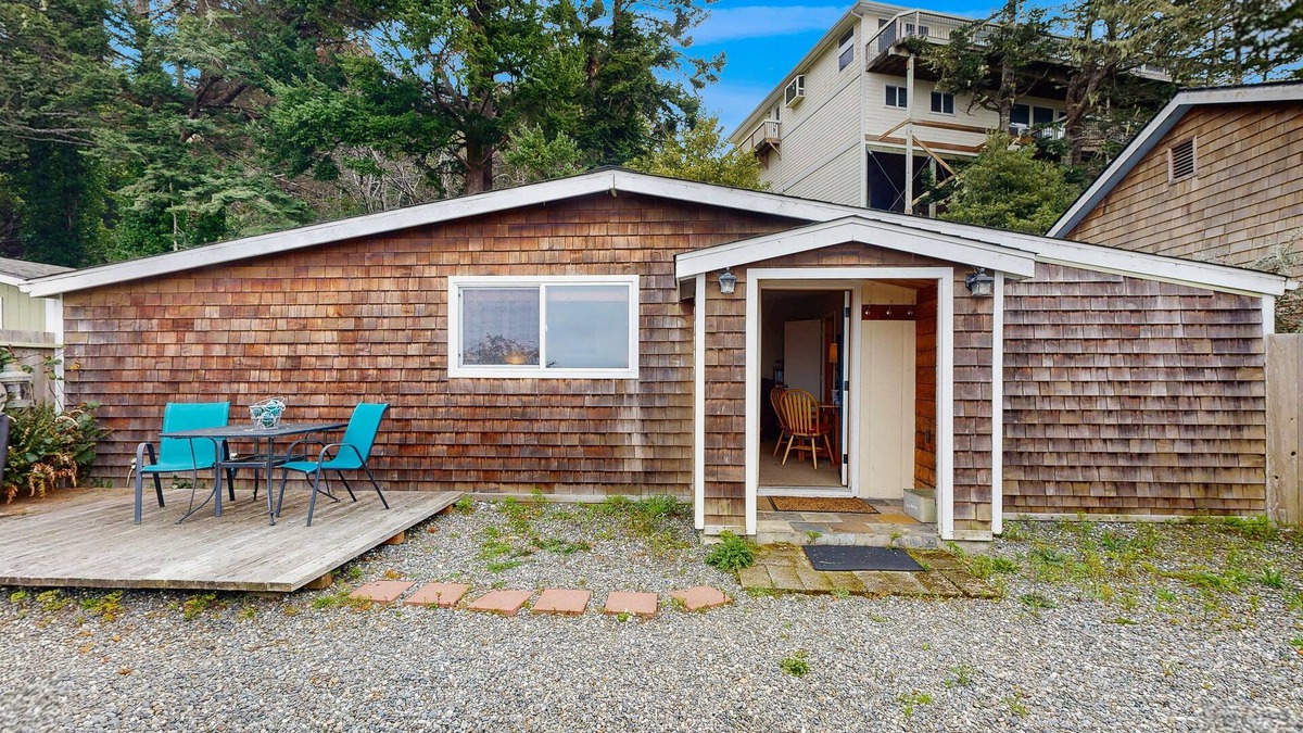 Gold Beach Apartment | Cozy studio with partial ocean views and enclosed yard - dogs welcome