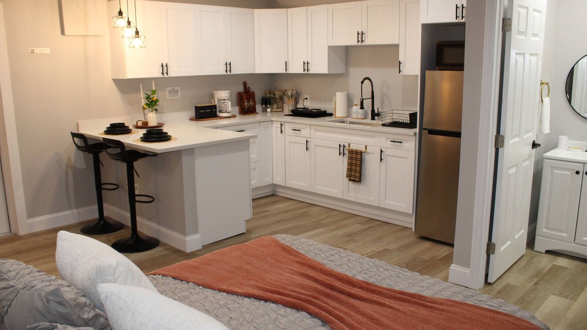 The Lakes Apartment | Cozy & Stylish Studio Getaway