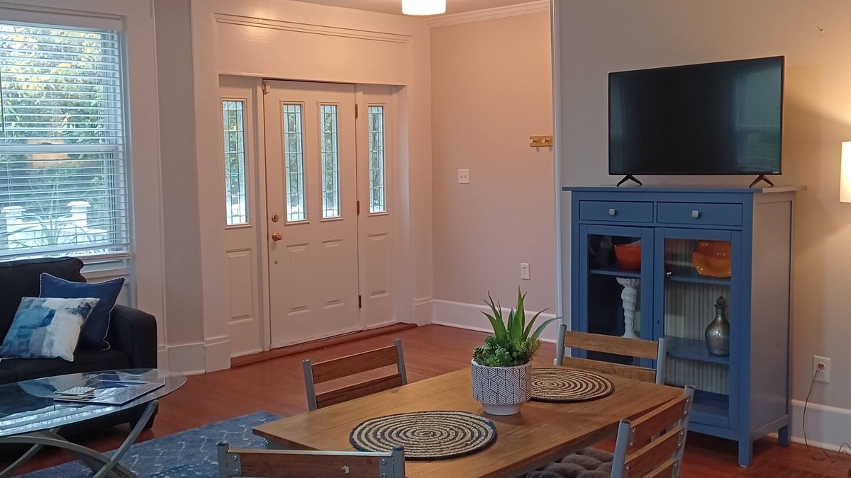Anderson Township Apartment | Cozy Suburban Nest! 20 minutes to Downtown & Clifton. Easily enjoy the City!