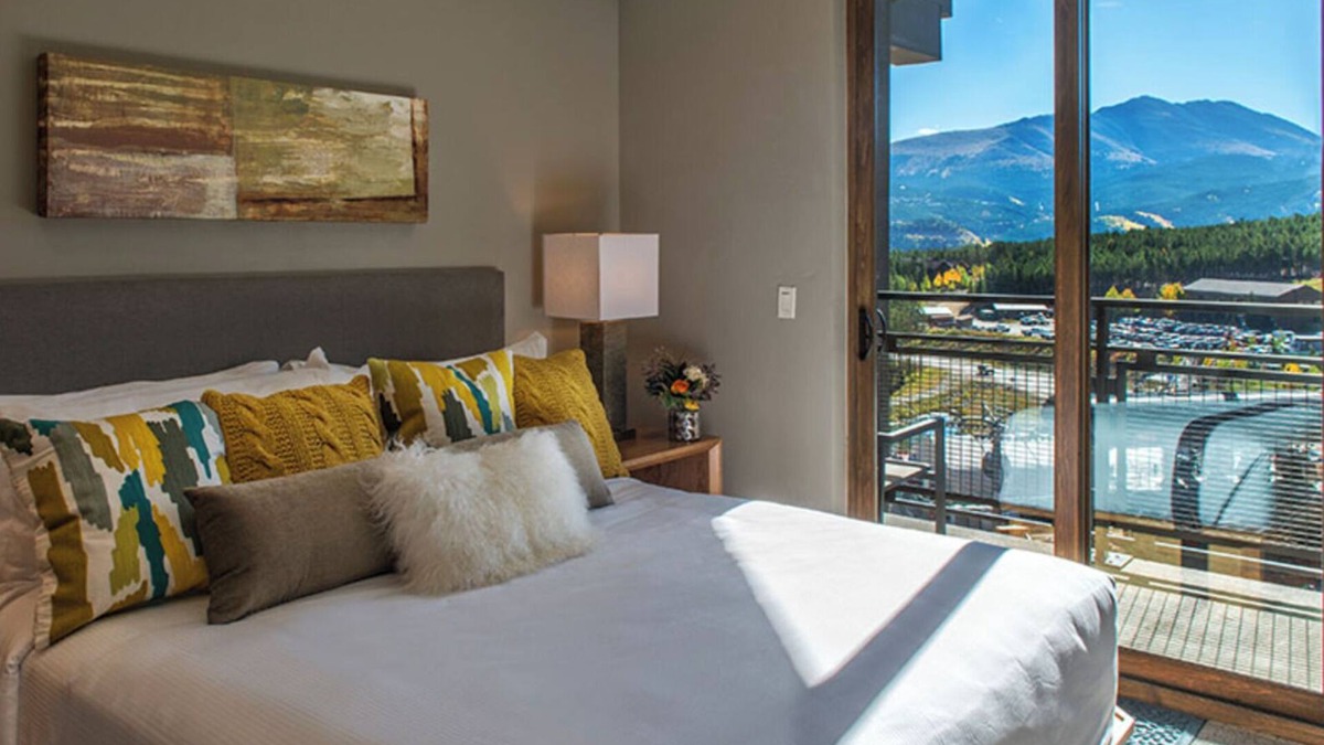 Boulder Ridge Apartment | Cozy suite at Grand Colorado on Peak 8 with king bed, sofa-bed, TV, and kitchen.