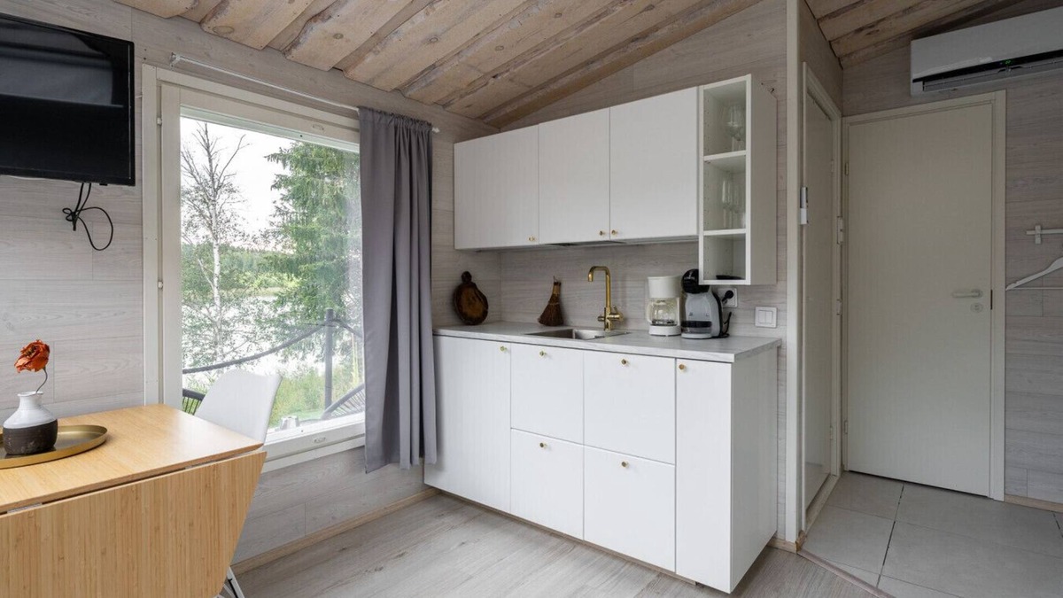 Jamsa Cabin | Cozy Suite on Himosranta with Lake Views & Sauna